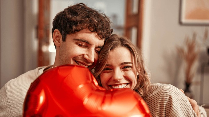 strange behaviors that perplex women most about men smiling man with strange behaviors with woman holding balloon