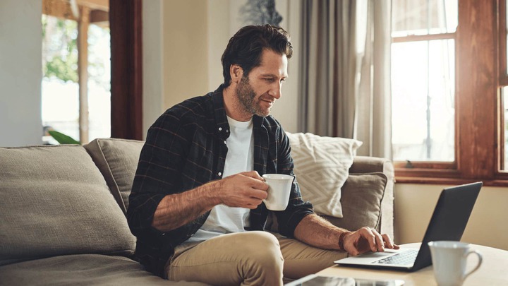 strange behaviors that perplex women most about men man on computer with strange behaviors that perplexes women