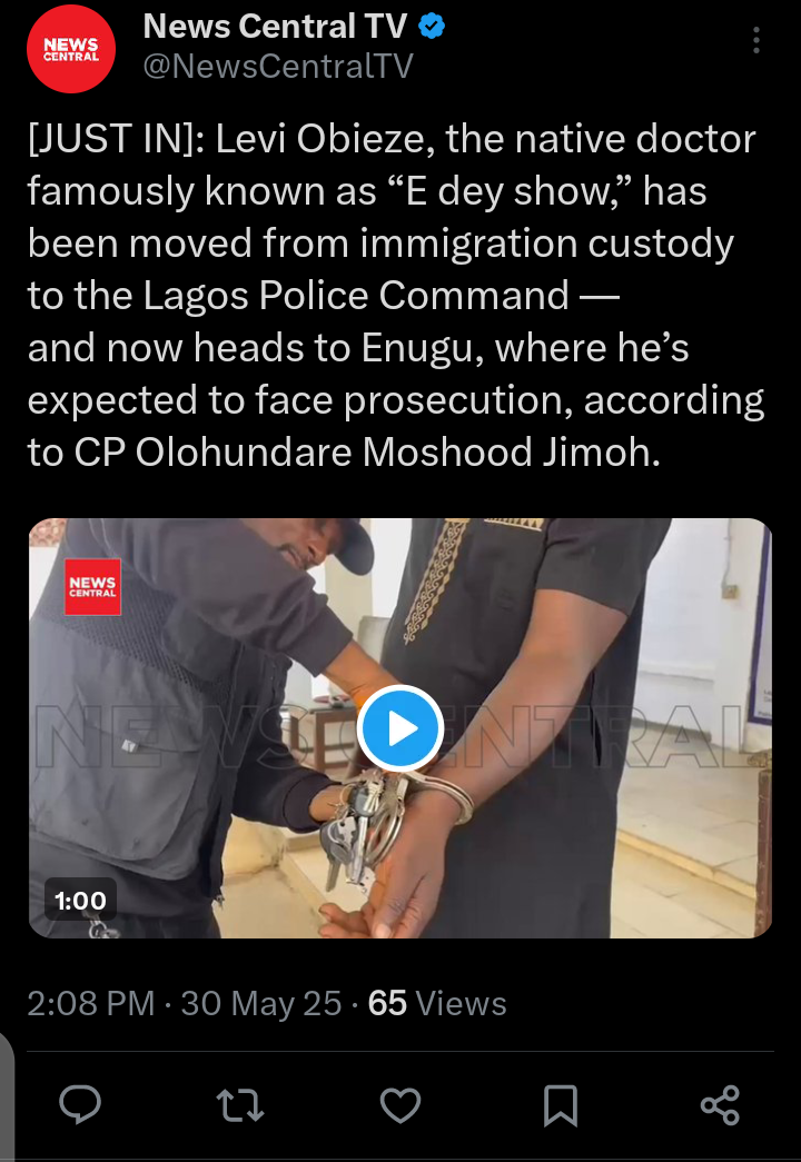 E Dey Show: Viral Video Shows Moment Policeman Removes A Handcuff And Replaced It With Two Handcuffs E Dey Show: Viral Video Shows Moment Policeman Removes A Handcuff And Replaced It With Two Handcuffs