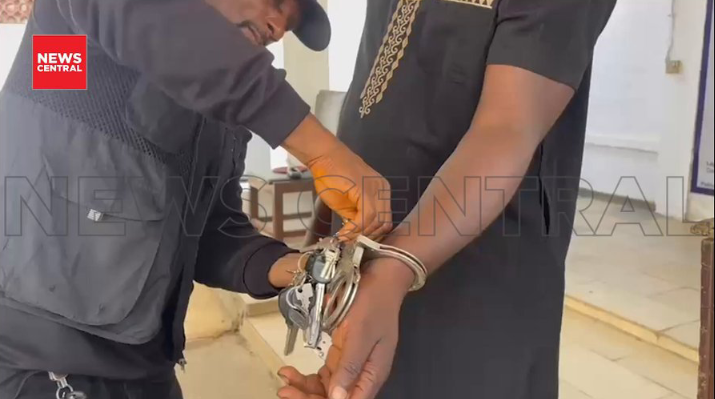E Dey Show: Viral Video Shows Moment Policeman Removes A Handcuff And Replaced It With Two Handcuffs E Dey Show: Viral Video Shows Moment Policeman Removes A Handcuff And Replaced It With Two Handcuffs