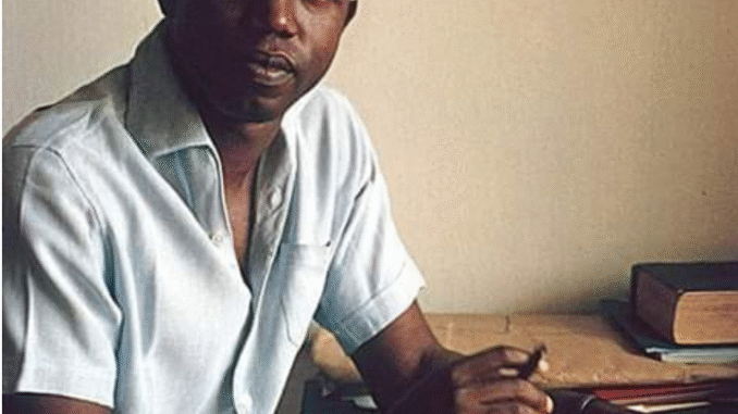 BREAKING: Rare Photos Of Chinua Achebe Showing Off His Book “Things Fall Apart” In 1960 BREAKING: Rare Photos Of Chinua Achebe Showing Off His Book “Things Fall Apart” In 1960