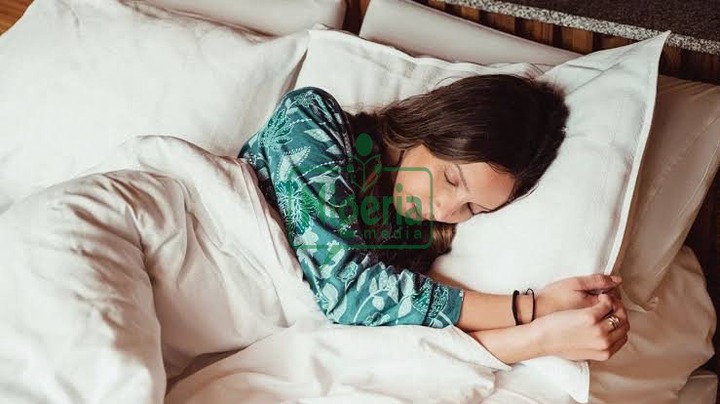 7 Habits Of People Who Never Get Enough Sleep At Night, Says Psychology