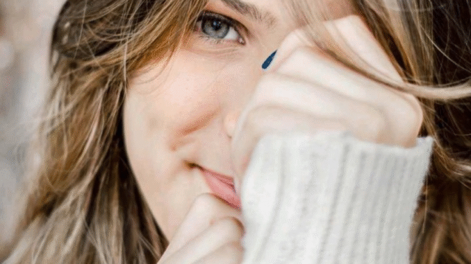Dear men:These are 5 ways to know that a woman secretly admires you (MUST SEE) Dear men:These are 5 ways to know that a woman secretly admires you (MUST SEE)