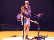 Justin Bieber strips down for shirtless ...